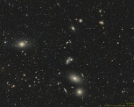 2026/04 Markarjan's Chain - Galaxy Cluster Die Markarjansche Kette ist eine auffällige, leicht gekrümmte Ansammlung von Galaxien im Virgo-Haufen im Sternbild Jungfrau, etwa 50 bis 60 Millionen Lichtjahre...