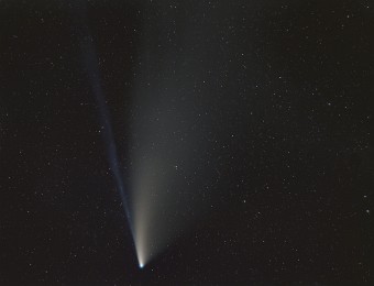 2020/07 Komet - C/2020 F3 Neowise Nikon D750, Samyang 135 mm, f/2,2, 23 x 30 Sek., ISO 200, Star Adventurer Etwas längere Belichtung des Kometen, aufgenommen im Feld an der Schönen Aussicht....