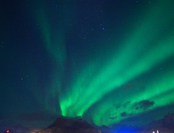 2017/11 Polarlicht in Svolvaer Nikon D5100, Tamron 18 mm, f/3.5, 3 Sek., ISO 3200 Das Polarlicht scheint aus dem Berg zu kommen. Die Aufnahme entstand im Hafen von Svolvaer/Norwegen auf dem...